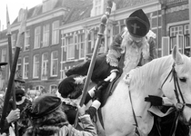 127176 Afbeelding van Sinterklaas die zijn schimmel bestijgt na aankomst boot op de Weerdsingel O.Z. te Utrecht.